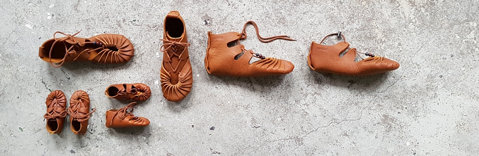 Das Leder behält seine natürlichen Mängel und Spuren,
was Papoutsi-Schuhen seinen einzigartigen Charakter verleiht